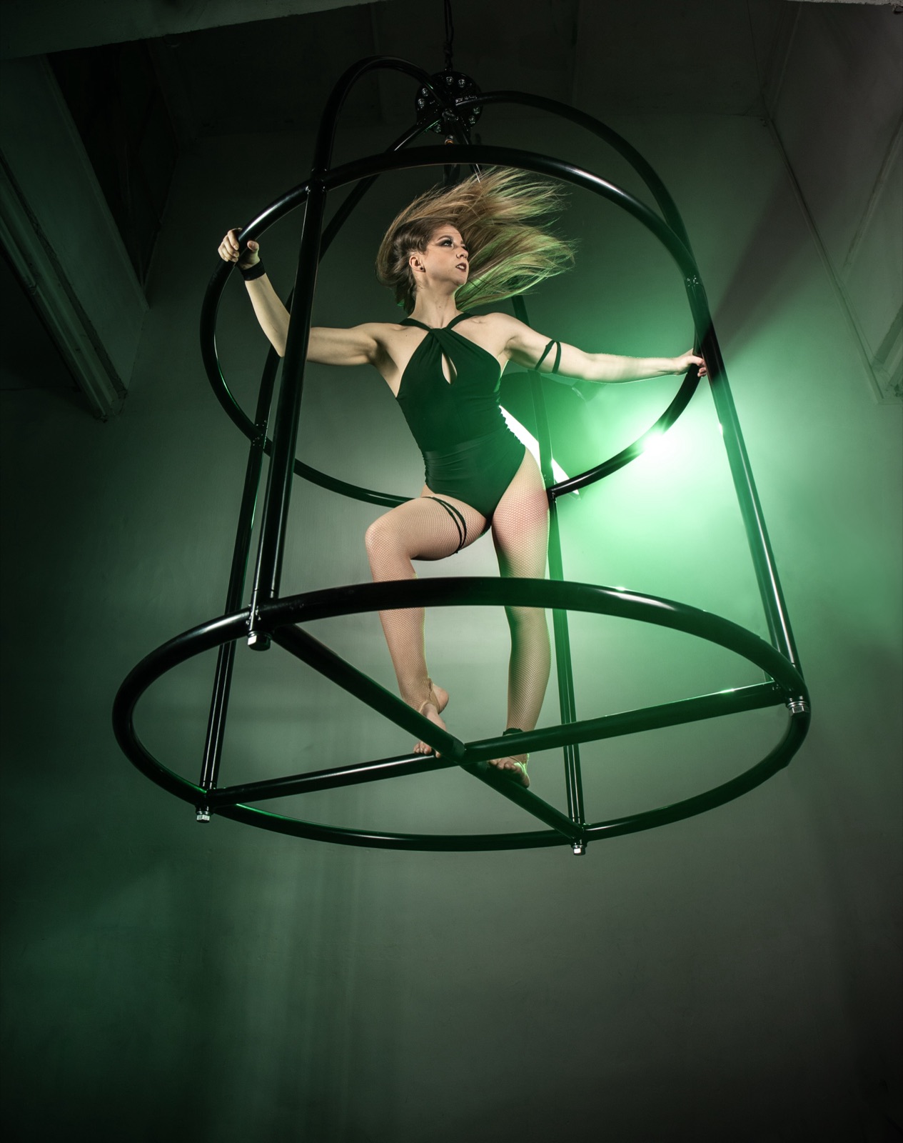 Aerial cage act